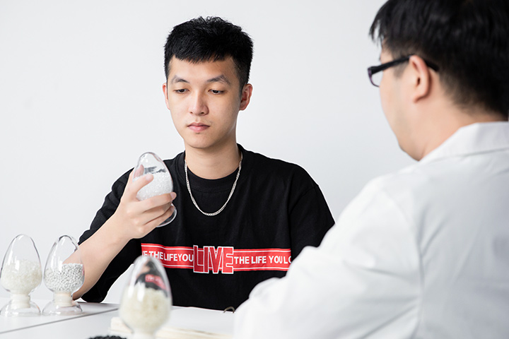 A professional consultant is working closely with customers in finding recycled plastic pellets.